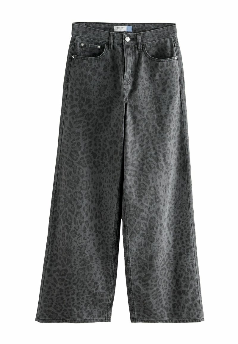 Weit geschnittene graue Denim-Hose mit einem schwarzen Leopardenmuster, Knopfverschluss und zwei vorderen Taschen. Glatte Textur.