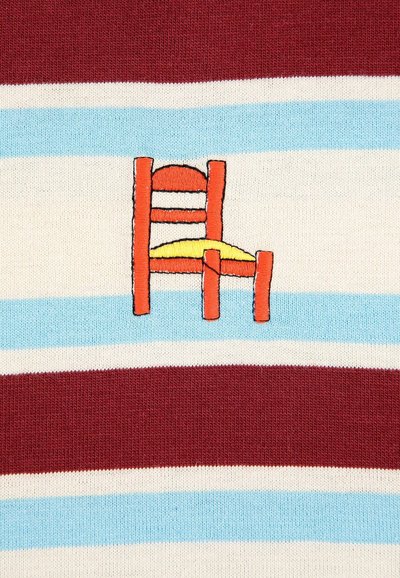 Trui met horizontale strepen in bordeauxrood, lichtblauw en crème; heeft een geborduurd oranje stoeltje met een gele zitting in het midden.