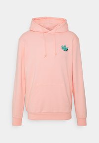Rosa hoodie med framficka, justerbar dragsko i huvan och en turkos lövdesign på vänster bröst. Mjukt material och avslappnad passform.