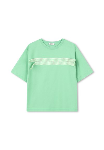 T-shirt en coton vert menthe à manches courtes, avec un motif en zigzag blanc sur la poitrine. Encolure ronde simple, coupe décontractée.