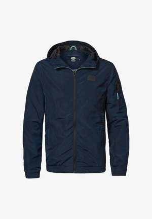 Marineblå letvægtsjakke med hætte, der har fuld lynlås og elastiske manchetter. Inkluderer et patch-logo og lynlåslomme på siden.