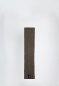 Bufanda de canalé verde oliva hecha de material de punto. Presenta una etiqueta negra en el fondo. De forma larga y estrecha.