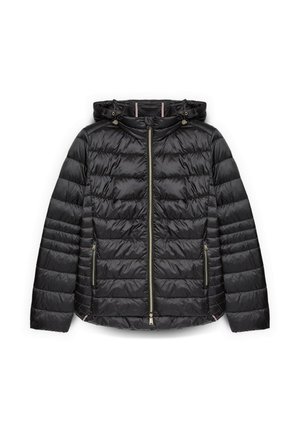 Musta toppatakki, jossa on vetoketju edessä, vaakasuora tikattu kuvio, kaksi sivutaskua ja säädettävä hupun nyörit.