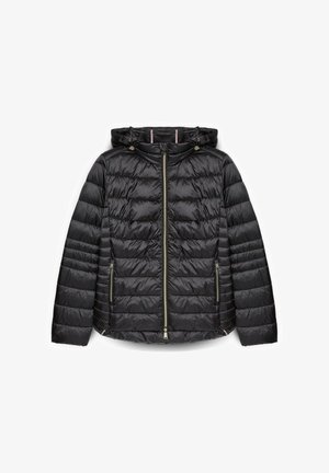 Zwarte pufferjas met een ritssluiting aan de voorkant, horizontaal doorgestikt ontwerp, twee zijzakken en een capuchon met verstelbare trekkoorden.