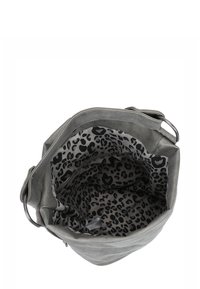 Borsa a secchiello in suede grigia con una texture morbida, dotata di un interno con stampa leopardata nera e una tasca con zip interna per riporre gli oggetti.