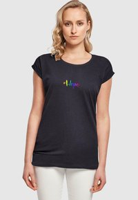 Merchcode HOPE RAINBOW EXTENDED SHOULDER  - Printtipaita - navy