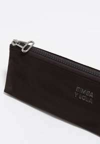 Črn svinčnik z teksturiranim zadrgo in srebrnim kovinskim potegalko. Ima embosirano "Bimba y Lola" blagovno znamko na strani.