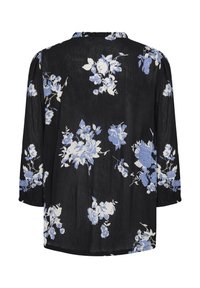 Blusa nera floreale con maniche a tre quarti. Presenta motivi floreali blu chiaro e bianchi, scollo arricciato e tessuto morbido e texturizzato.