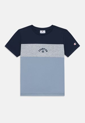 T-paita lyhyillä hihoilla, väriltään laivaston sininen, harmaa ja vaaleansininen, jossa on pyöreä kaula-aukko ja "Champion" -logo keskellä rintaa.