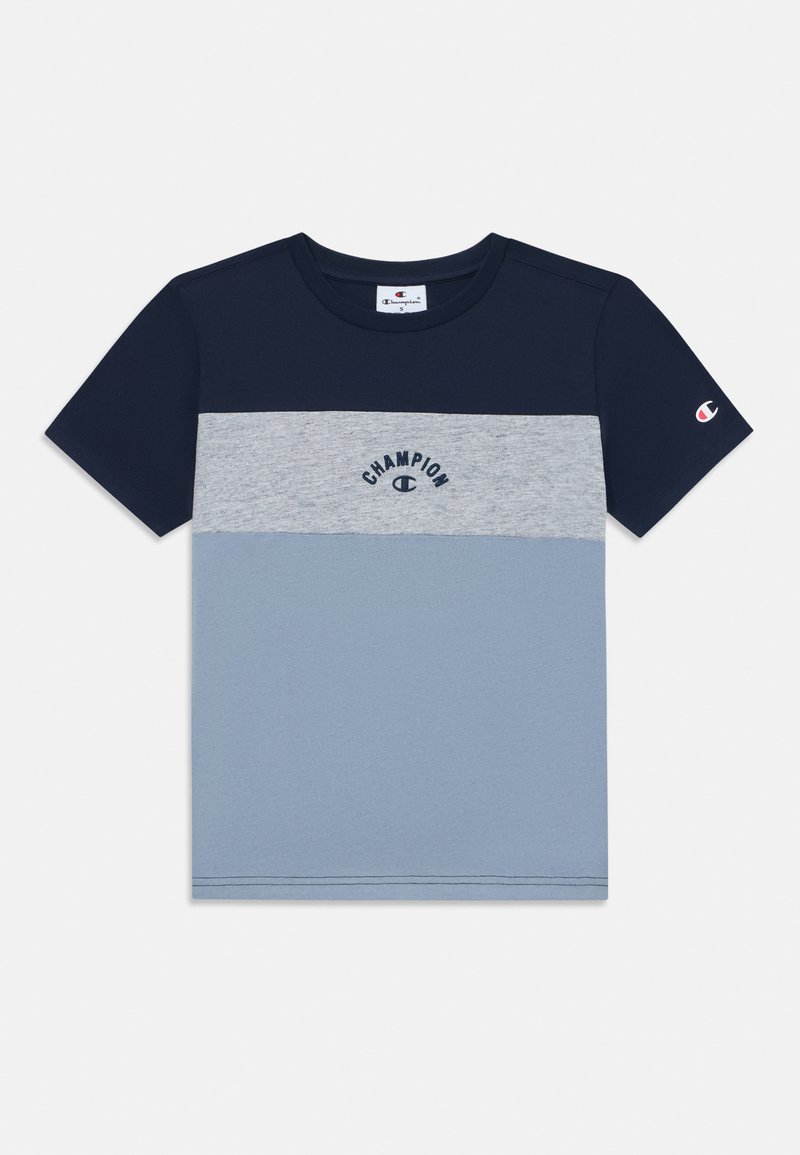 Tamsiai mėlyna, pilka ir šviesiai mėlyna spalvų blokų marškinėliai su trumpomis rankovėmis, apvalia kaklo iškirpte ir centriniu "Champion" logotipu krūtinėje.