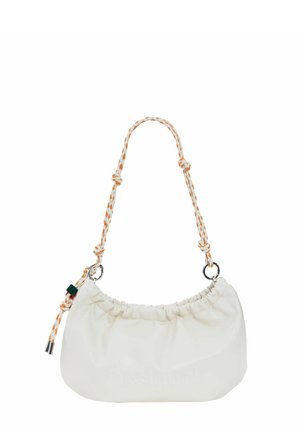 Mala bijela torbica za rame s naboranim vrhom, pletenim narandžasto-bijelim remenom s čvorovima i metalnim prstenastim pričvršćenjima.