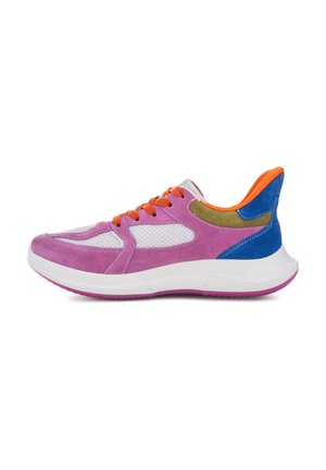 Multikleurige sneaker met een roze leren bovenwerk, witte meshpanelen, oranje veters en een blauwe leren accent op de hiel, met een witte zool.