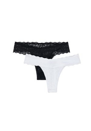 Due mutandine da donna in pizzo, una nera e una bianca, distese su uno sfondo bianco.