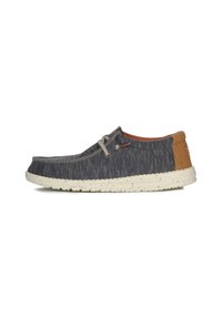 Scarpa in tessuto grigia con suola maculata beige, dettagli in pizzo e una piccola patches di pelle marrone sul tallone. Design minimalista, piatto con punta arrotondata.