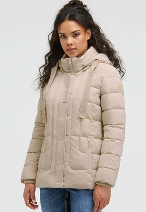Beige gesteppte Jacke mit Kapuze, vertikalen Steppnähten, einem Frontreißverschluss und seitlichen Taschen. Akzente durch tonale Stoffriemen.