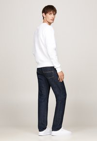 Tommy Hilfiger FLAG EMBRO - Sweatshirt - white