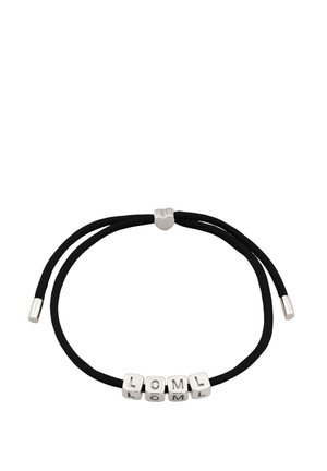 Schwarzes Kordelarmband mit silbernen Würfelperlen, die "LOML" buchstabieren, und silbernem herzförmigem, verstellbarem Verschluss.