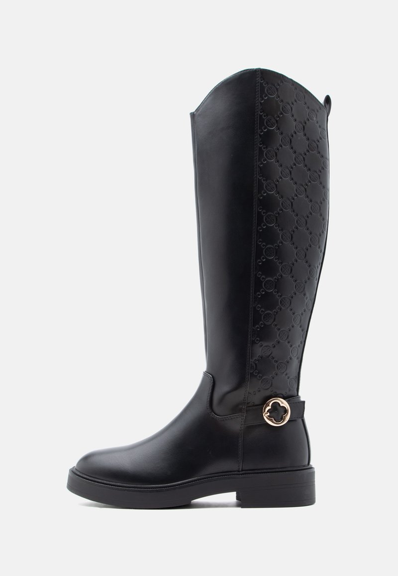 Černá kožená vysoká bota až ke kolenům s embosovaným geometrickým vzorem na zadní straně, zlatou kulatou přezkou blízko kotníku a nízkým blokovým podpatkem.