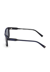  occhiali da sole neri con una montatura spessa, caratterizzati da dettagli blu sulle tempie. Realizzati in plastica di origine biologica. Tempi decorati con la scritta "Timberland."