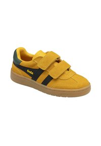 Zapatillas de ante amarillo con rayas negras y acentos verdes, que cuentan con dos correas de Velcro en la parte superior para un ajuste seguro y comodidad.