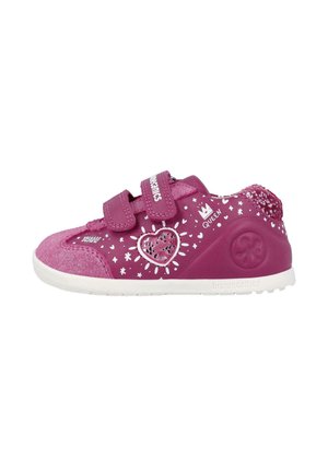 Zapatillas sintéticas rosas con acabado texturizado, que presentan patrones de estrellas blancas, un diseño de corazón y dos correas de cierre de gancho y lazo.