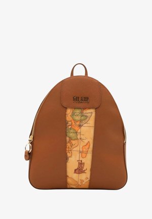 Zaino in pelle marrone con design centrale di una mappa vintage che mostra parti dell'Africa Orientale e del Madagascar, con manico superiore e cerniera laterale.