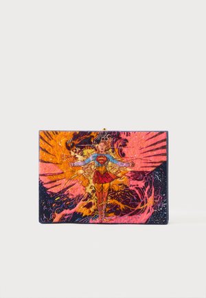 Pochette avec un design brodé coloré représentant une figure de super-héros en tenue bleue et rouge avec des ailes lumineuses et un fond dynamique orange, rose et sombre.