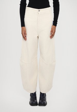 Bredde corduroy-bukser i off-white, med høj talje, store lommer og syede detaljer for ekstra tekstur.