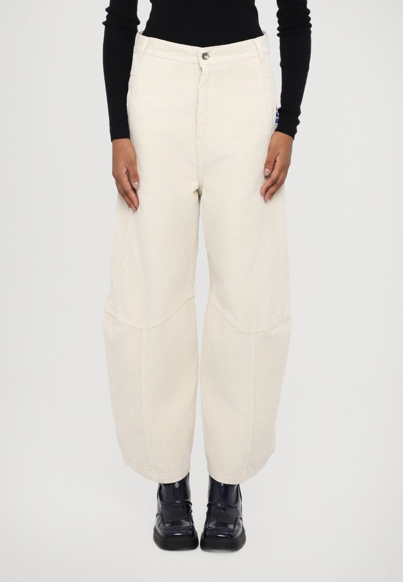 Bredde corduroy-bukser i off-white, med høj talje, store lommer og syede detaljer for ekstra tekstur.