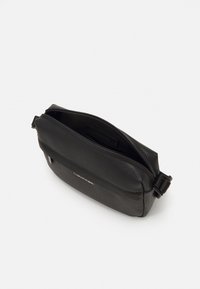 Calvin Klein MUST CAMERA BAG UNISEX - Taška s příčným popruhem - black