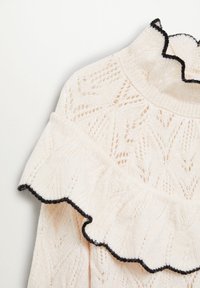 Kremowy sweter dziany z wysokim kołnierzem i falbanką na dole, z czarną lamówką i teksturowanym wzorem koronkowym na całej powierzchni.