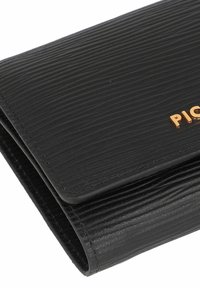 Portefeuille en cuir texturé noir avec un design strié, arborant des lettres dorées. Forme compacte avec un profil élancé et une fermeture simple.