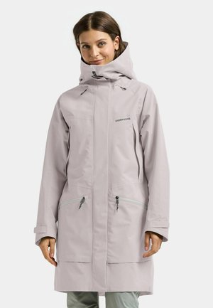 Hellgraue wasserdichte Jacke mit hohem Kragen, verstellbarer Kapuze, zwei Seitenreißverschlüssen und einem Logo auf der Brust. Glatter Stoff mit einem schlanken Design.