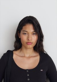 Tommy Jeans HENLEY FLARE DRESS - Φόρεμα από ζέρσεϊ - black