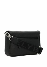 Borsa a tracolla in pelle nera con superficie texture, tasca con zip, cinturino regolabile con logo e accessori in tonalità argento.