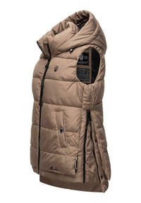 Gilet imbottito marrone chiaro, con collo alto, due tasche con zip e dettaglio con etichetta nera sul lato sinistro. Materiale leggero e impermeabile.