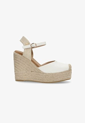 Sandalias de cuña blancas con plataforma de yute, que cuentan con una correa texturizada y hebilla ajustable en el tobillo. Diseño de punta redondeada.