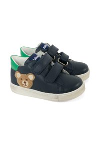 Scarpe in pelle blu navy con dettagli verdi, dotate di una applique a forma di orso sul lato, fibbie in Velcro e suole in gomma bianca.