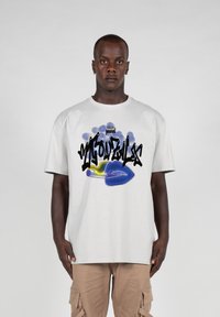 MJ Gonzales KISS X  - T-shirts print - lightasphalt