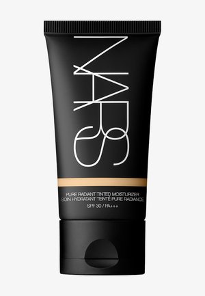 Tube souple noir de NARS Pure Radiant Tinted Moisturizer avec SPF 30 / PA+++, bande de teinte beige près du bas.