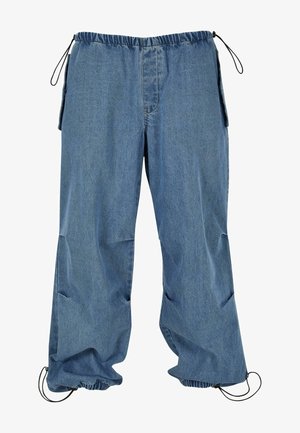 Šviesiai mėlynos džinsinės kelnės su elastinga juosmens juosta, su raišteliais prie kojų ir šoninėmis kišenėmis. Audinys atrodo minkštas, su šiek tiek išblukusiu tekstūru.