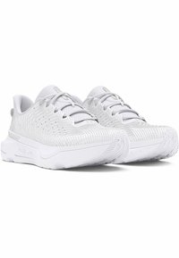 Scarpe da ginnastica bianche con una parte superiore in sintetico testurizzato, dotate di un design con lacci, suola imbottita e un sottile motivo a righe.