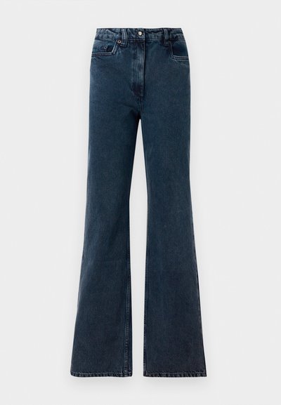 Jeans de tiro alto de pierna ancha en azul oscuro con bolsillos frontales, pasadores de cinturón y cierre de botón.