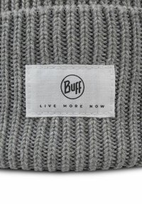 Gorra de punto gris con textura acanalada. Etiqueta tejida blanca que muestra el logotipo "Buff" y la frase "VIVE MÁS AHORA."