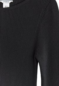 Černý žebrovaný svetr s dlouhými rukávy, s kulatým výstřihem a texturovanou tkaninou, která vykazuje vertikální žebrování po celém povrchu.