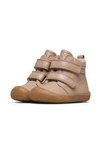 Beige kožené vysoké boty se dvěma suchými zipy, texturovanou gumovou podrážkou a měkkou podšívkou. Zaoblený design špičky s vyztuženým švem.