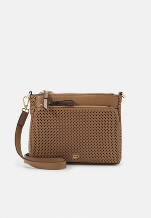 Brązowa skórzana torba na ramię z perforowaną przednią kieszenią, złotymi elementami, zamkami błyskawicznymi i odpinanym paskiem na jednolitym białym tle.