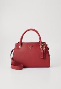 Červená syntetická kabelka se strukturovaným tvarem, zlatým kováním a logem. Má dvě horní rukojeti a odnímatelný ramenní popruh.