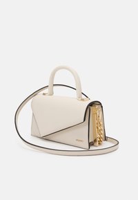 Kremowa torebka z eko skóry o usztywnionej konstrukcji, wyposażona w odpinany pasek na ramię, czarne akcenty oraz złote elementy metalowe.
