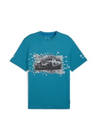 Teal T-shirt med et dynamisk sort-hvidt grafik af en racerbils, med stiliserede farverige baggrundelementer.